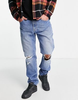 фото Голубые выбеленные джинсы свободного прямого кроя с акцентной рваной отделкой tommy jeans ethan-голубой