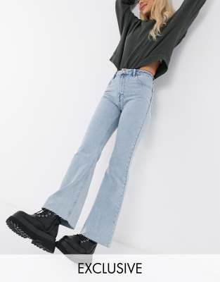 Расклешенные джинсы  Asos Голубые выбеленные широкие джинсы клеш Reclaimed Vintage inspired '86-Синий
