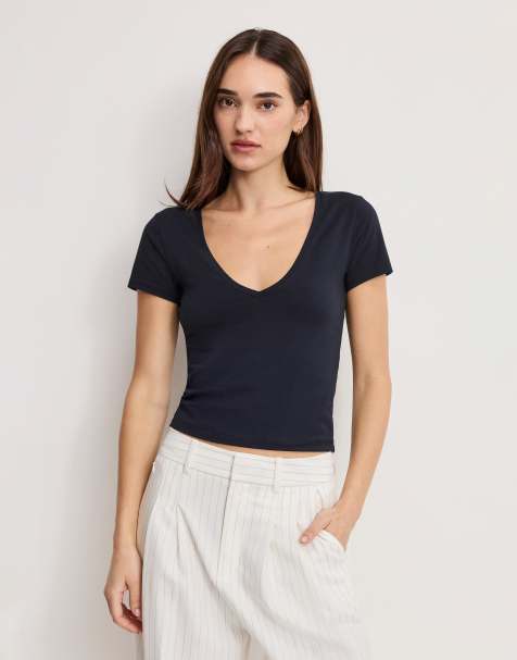 Good American - Baby tee met V-hals in zwart - view 1