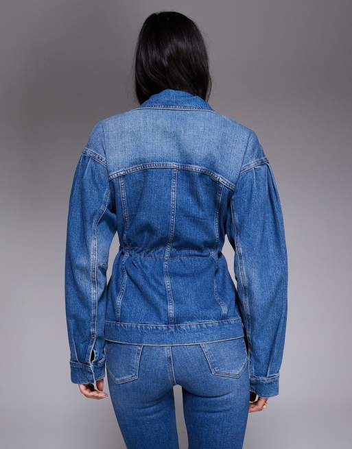 Good American barrel sleeve denim jacket in mid wash blue, 3 of 4