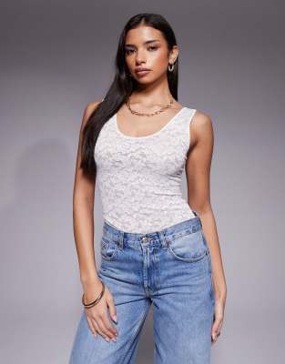 Good American - Body aus elastischer Spitze in Weiß mit Tanktop-Design und U-Ausschnitt