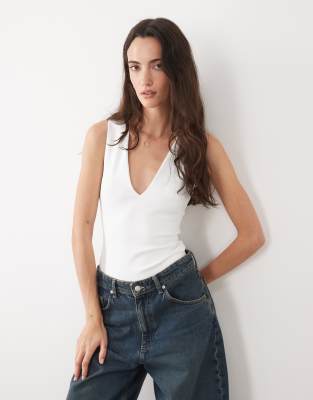 Good American - Body sans manches effet sculptant en coton avec décolleté plongeant en V - Blanc-noir