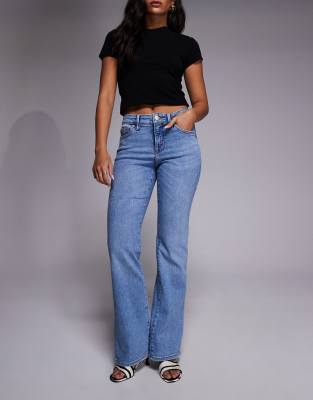 Good American - Bootcut-Jeans in mittelblauer Waschung mit niedrigem Bund