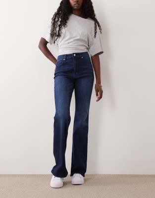 Good American Classic Bootcut Jeans In Blue
