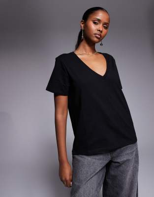 Good American Classic V Neck T-shirt In Black