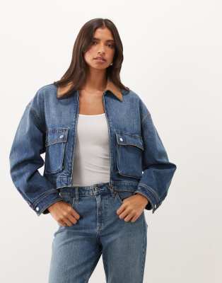 Good American Contrast Collar Detail Cropped Denim Jacket In Blue