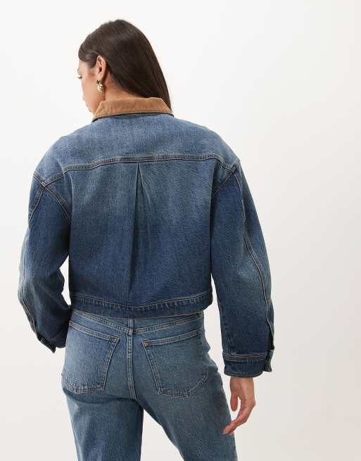 Good American contrast collar detail cropped denim jacket in mid blue wash, 3 of 4