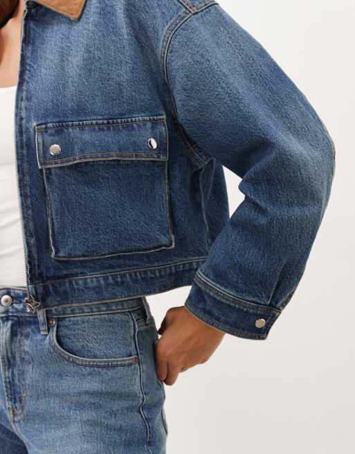Good American contrast collar detail cropped denim jacket in mid blue wash, 4 of 4