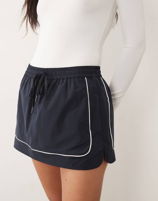 Good American contrast piping detail elasticated waist skirt in navy, 3 of 5