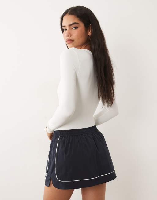 Good American contrast piping detail elasticated waist skirt in navy, 4 of 5