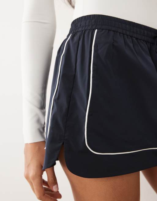 Good American contrast piping detail elasticated waist skirt in navy, 5 of 5
