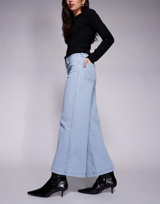 Good American - Coordinato con felpa corta con cappuccio e jeans in cotone lavaggio azzurro