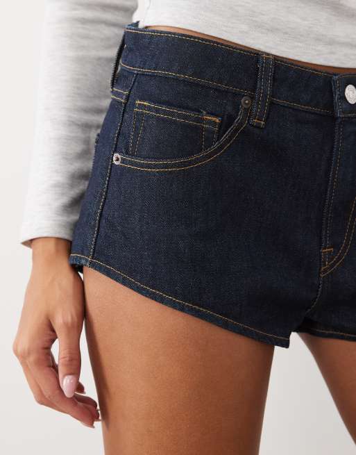 Good American denim micro short with contrast stitching in dark indigo wash, 3 of 5