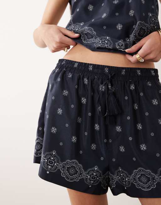 Good American drawstring waist boxy short co-ord in navy bandana print, 3 of 5