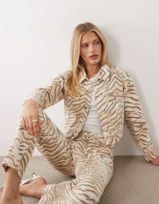 Good American Essential Cropped Denim Jacket In Brown