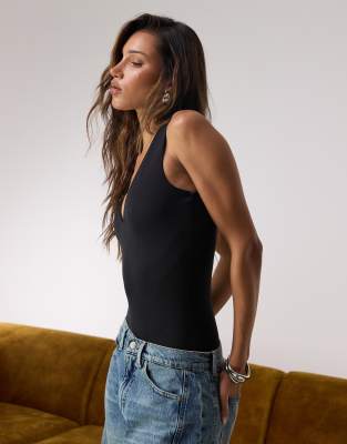 Good American - Formender Tanktop-Body in Schwarz mit tiefem V-Ausschnitt