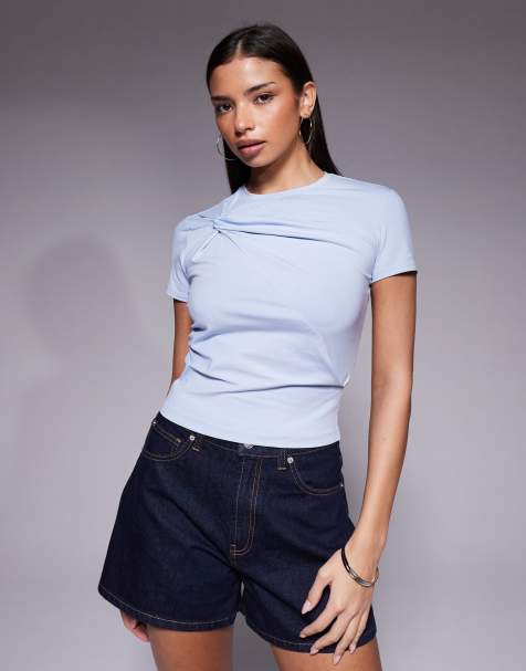 Good American – Formendes T-Shirt in Himmelblau mit verdrehtem Detail - view 1