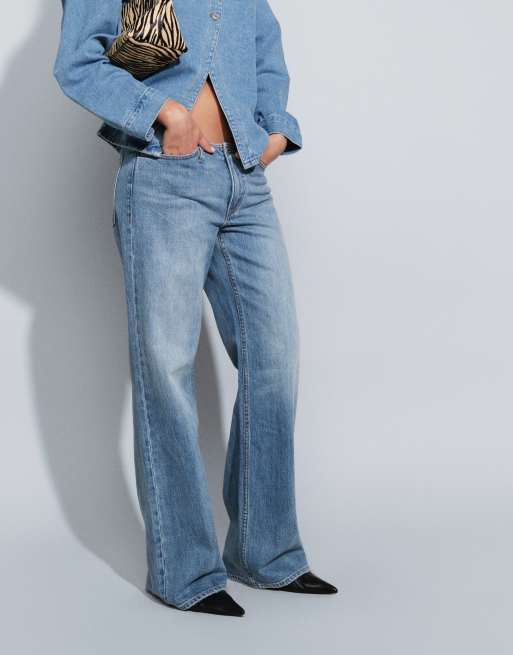 Good American ghost waist low loose jeans in light indigo, 2 of 5