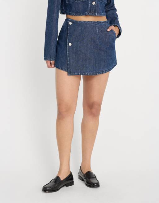 Good American - Gonna pantalone in denim con risvolto e bottoni lavaggio blu scuro, 2 di 3