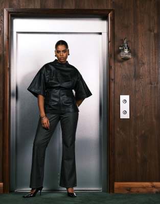 Good American - Good Classic - Bootcut-Hose aus Kunstleder in Schwarz