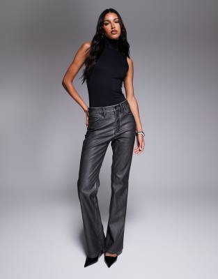Good American - Good Classic - Bootcut-Hose aus Kunstleder in Schwarz
