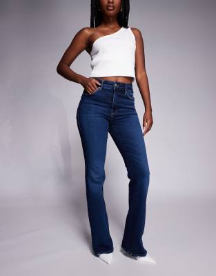 Good American - Good Classic - Bootcut-Jeans aus SoftTech-Denim in Dunkelblau