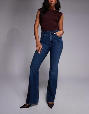 Good American - Good Classic - Bootcut-Jeans aus SoftTech-Denim in mittelblauer Waschung