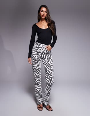 Good American - Good Icon - Straight Jeans in Wolkenweiß mit Zebramuster