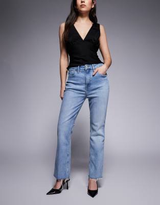 Good American - Good Kick - Schlagjeans in hellblauer Waschung