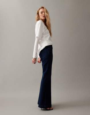 Good American - Good Legs - Ausgestellte Kompressions-Jeans in dunkelblauer Waschung