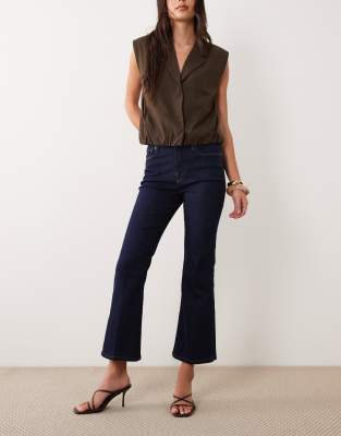 Good American - Good Legs - Cropped Bootcut-Jeans in dunkelblauer Waschung