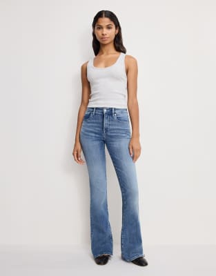 Good American - Good Legs - Denim-Schlagjeans in hellblauer Waschung