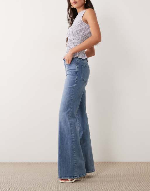 Good American good legs flare jeans in mid blue wash, 3 of 5