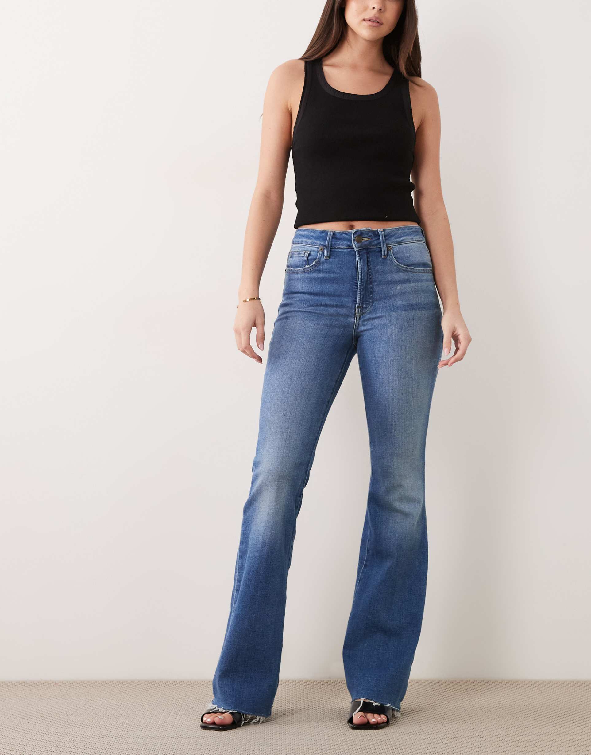 good american good legs flare jeans in mid blue wash