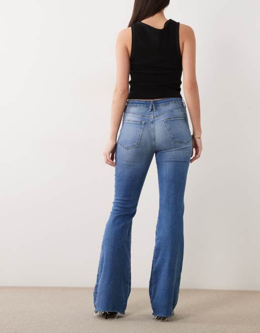 Good American good legs flare jeans in mid blue wash, 3 of 5