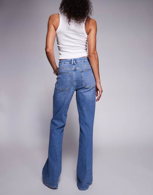 Good American good legs front patch pocket detail flared jeans in light blue wash, 2 of 5