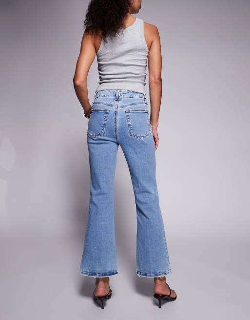 Good American - Good Legs - Lyseblå forvaskede bootcut-jeans med svaj og cropped snit, 2 af 5