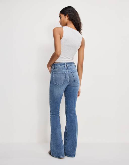 Good American - Good Legs - Mellemblå forvaskede jeans med svaj, 3 af 3