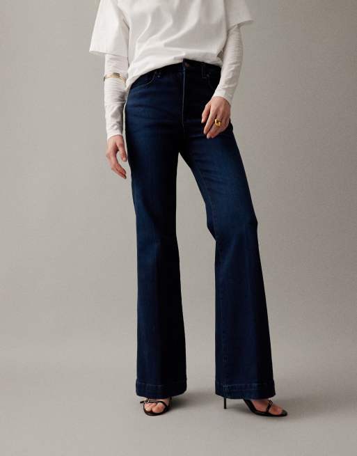 Good American – Good Legs – Mörkblå, tvättade, utsvängda kompressionsjeans, 4 av 7
