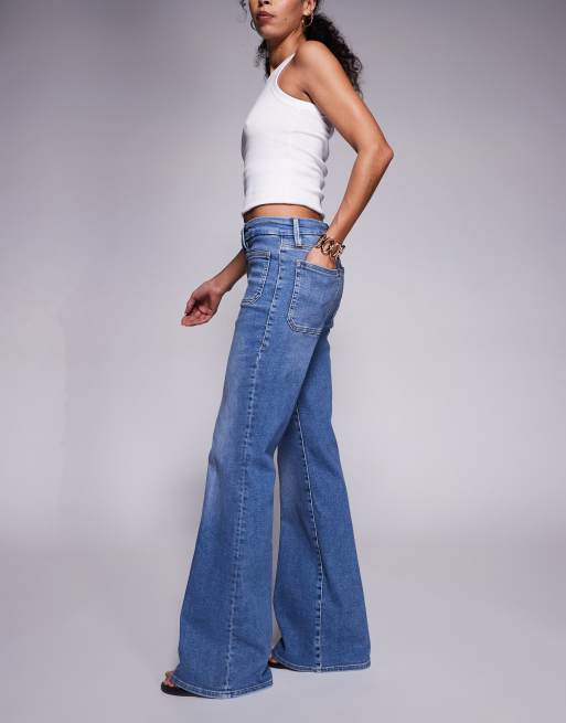 Good American – Good Legs – Schlagjeans in hellblauer Waschung mit aufgesetzten Fronttaschen, 3 von 5