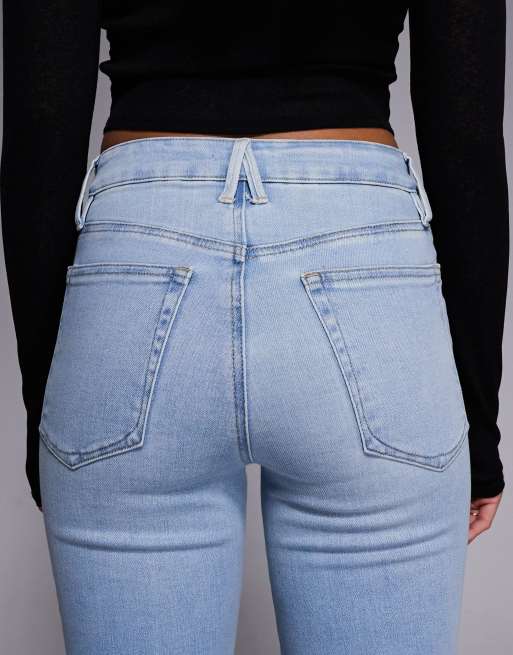 Good American – Good Legs – Straight Jeans in hellblauer Waschung mit mittelhohem Bund, 4 von 5