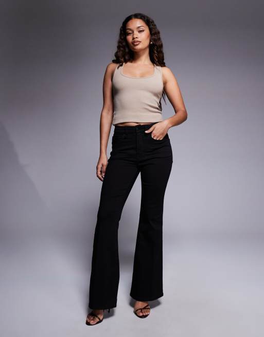 Good American – Good Petite – Czarne jeansy z rozszerzanymi nogawkami