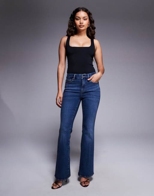 Good American – Good Petite – Niebieskie jeansy z rozszerzanymi nogawkami