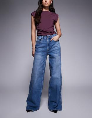 Good American - Good Skate - Bequeme Jeans aus Denim in mittelblauer Waschung mit hohem Bund und weitem Bein