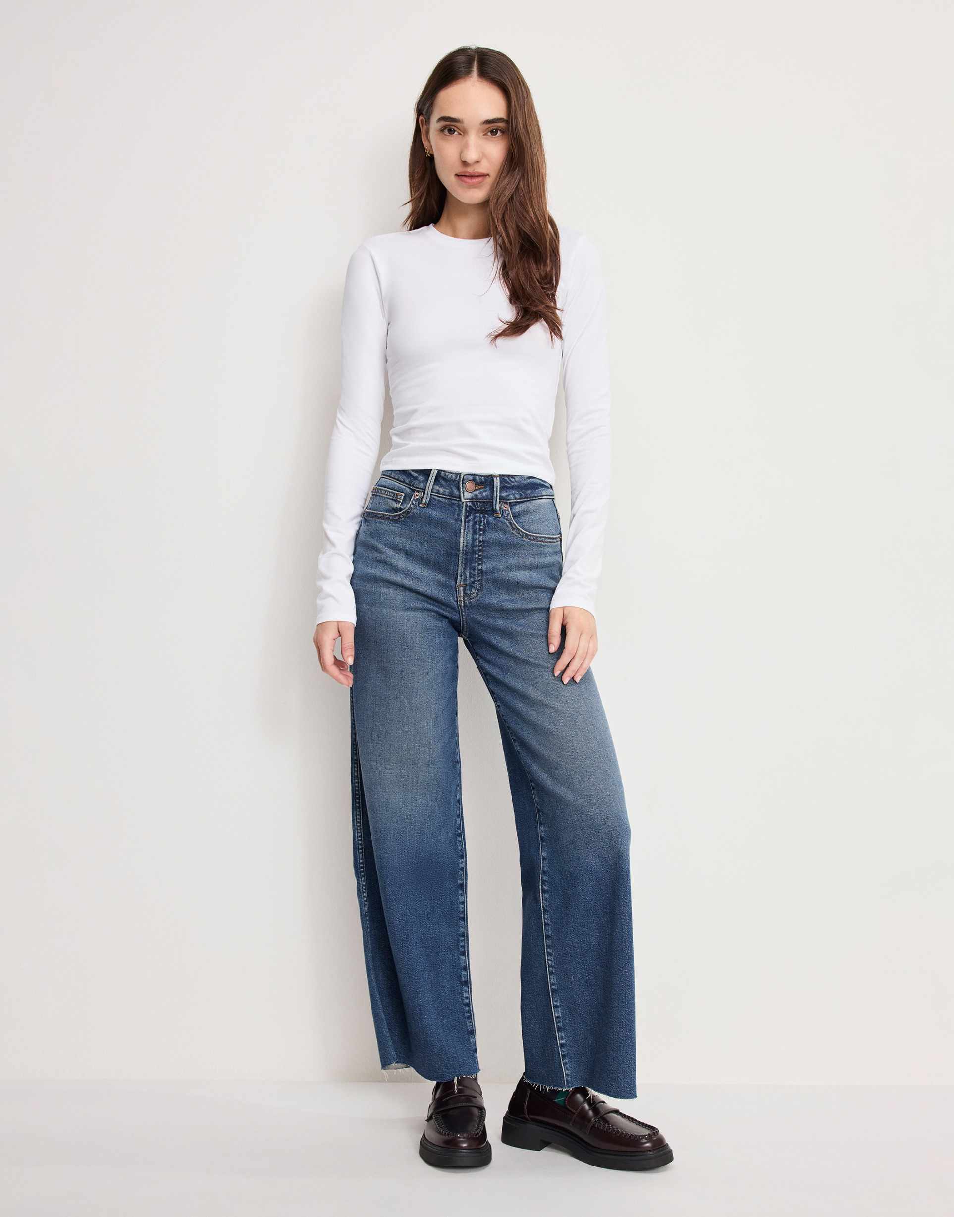 good american good skate cropped jeans in mid blue wash