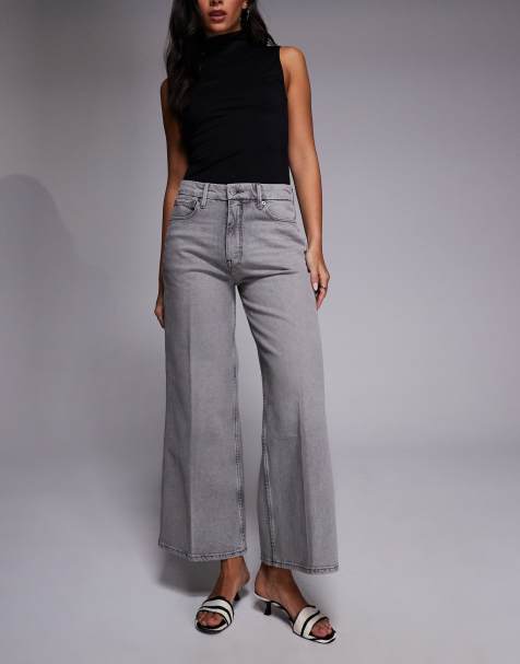 Good American good skate cropped jeans in washed black