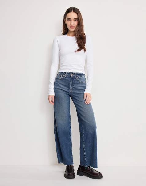 Good American good skate cropped jeans in mid blue wash