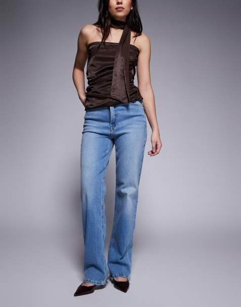 Good American – Good True – Gerade geschnittene Super-Stretch-Jeans in hellblauer Waschung mit hohem Bund und unversäubertem Saum - view 1