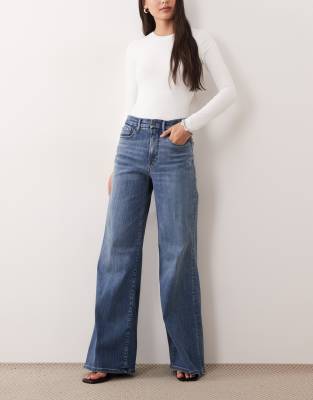 Good American - Good Waist - Palazzo-Jeans in mitterlblauer Waschung