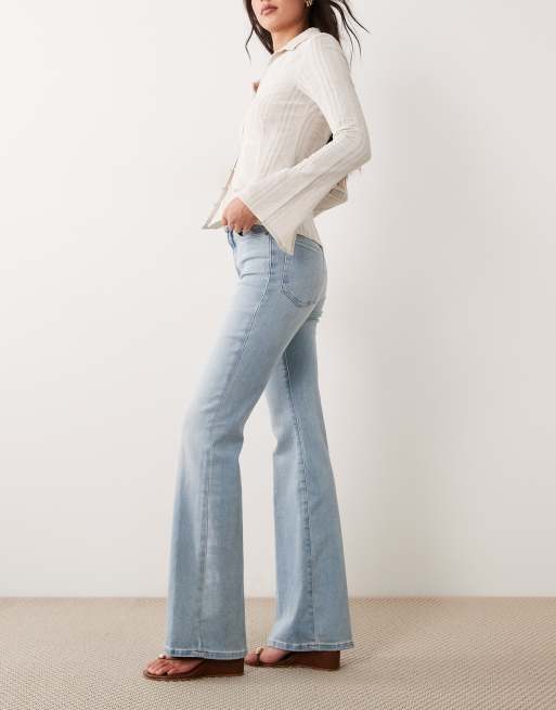 Good American good waist soft tech good classic bootcut jeans in light blue wash, 3 of 5